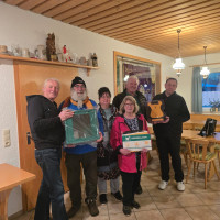 Die Vorstandsmitglieder Werner Freibott (2. Von links), Kerstin Frosch, Ruth Metter, und Bgm. Jürgen Hennemann bei der Übergabe an die Feuerwehrkommandanten Andreas Kern (rechts) und Stellvertreter Roland Dumberger (Links)