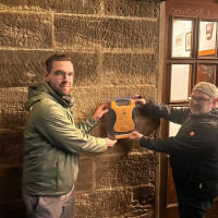 Übergabe des Defi durch SPD Ortsvereinsvorsitzenden Eckart Roess an den stellvertretender Kommandant der Feuerwehr Brünn- Frickendorf Marcel Lang.